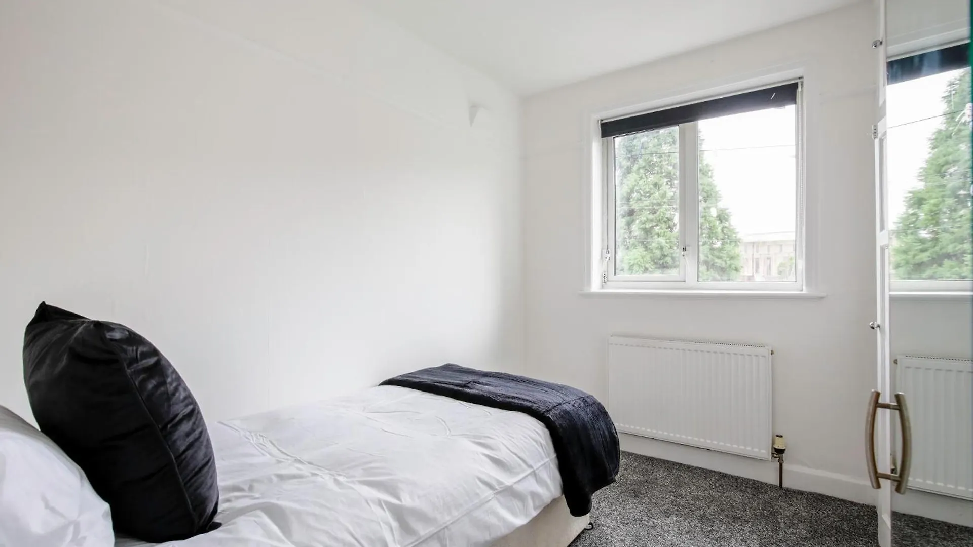 5-Bedroom Home In Trendy Dibsbury Area Manchester With Parking United Kingdom