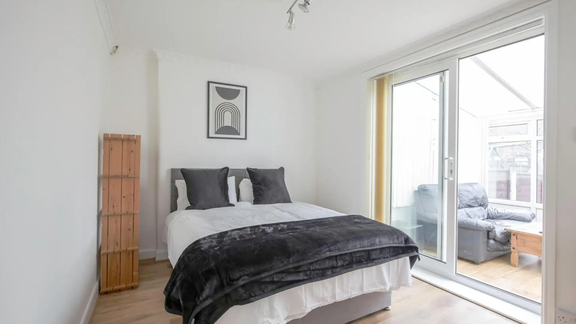 5-Bedroom Home In Trendy Dibsbury Area Manchester With Parking 0*,