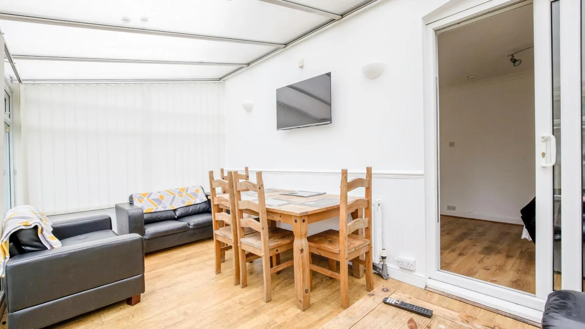 5-Bedroom Home In Trendy Dibsbury Area Manchester With Parking Holiday home
