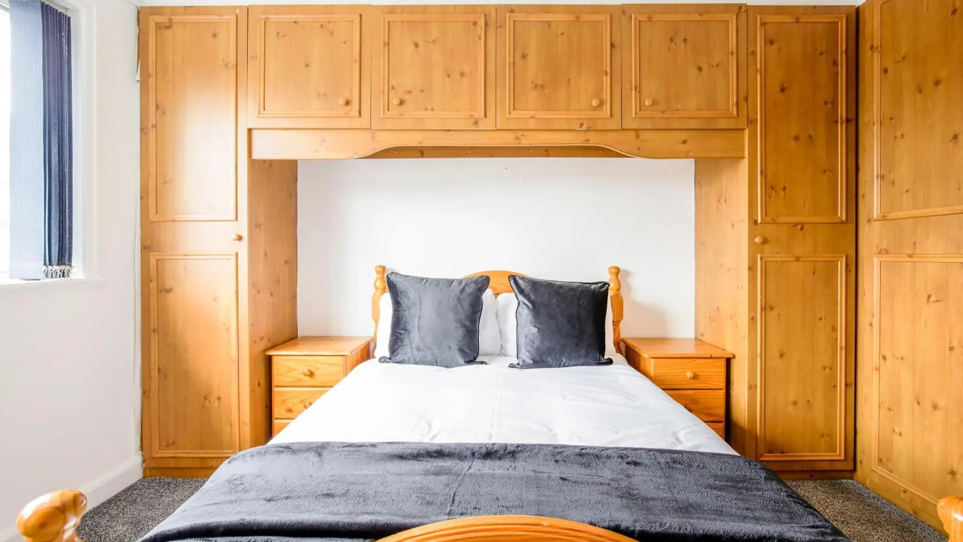 5-Bedroom Home In Trendy Dibsbury Area Manchester With Parking Holiday home