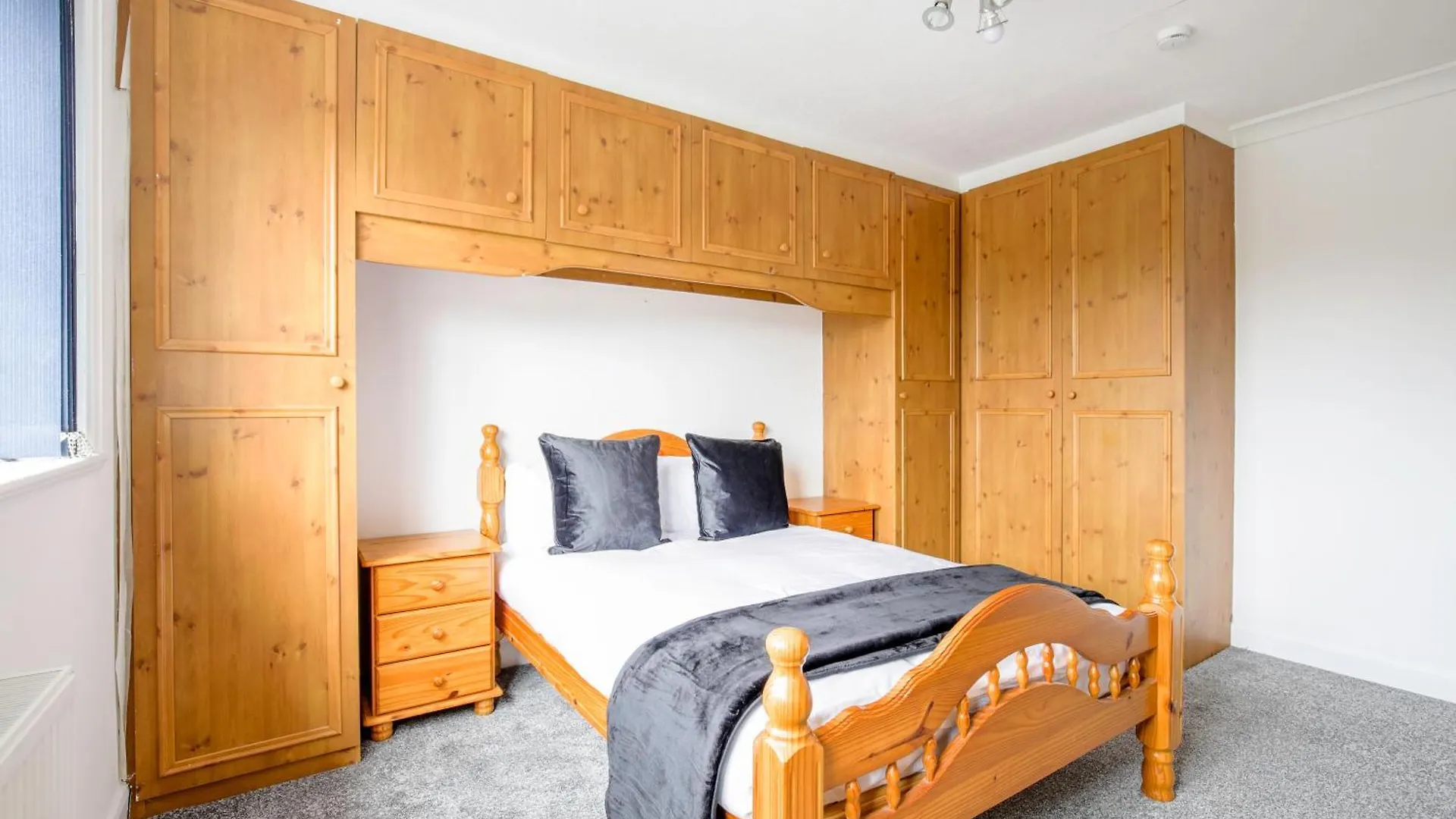 Holiday home 5-Bedroom Home In Trendy Dibsbury Area Manchester With Parking United Kingdom