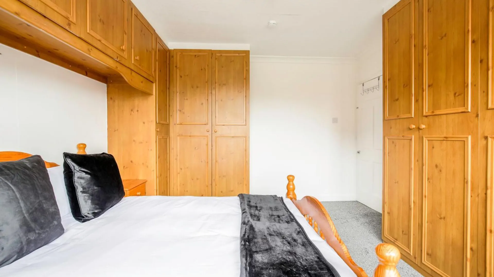 Holiday home 5-Bedroom Home In Trendy Dibsbury Area Manchester With Parking