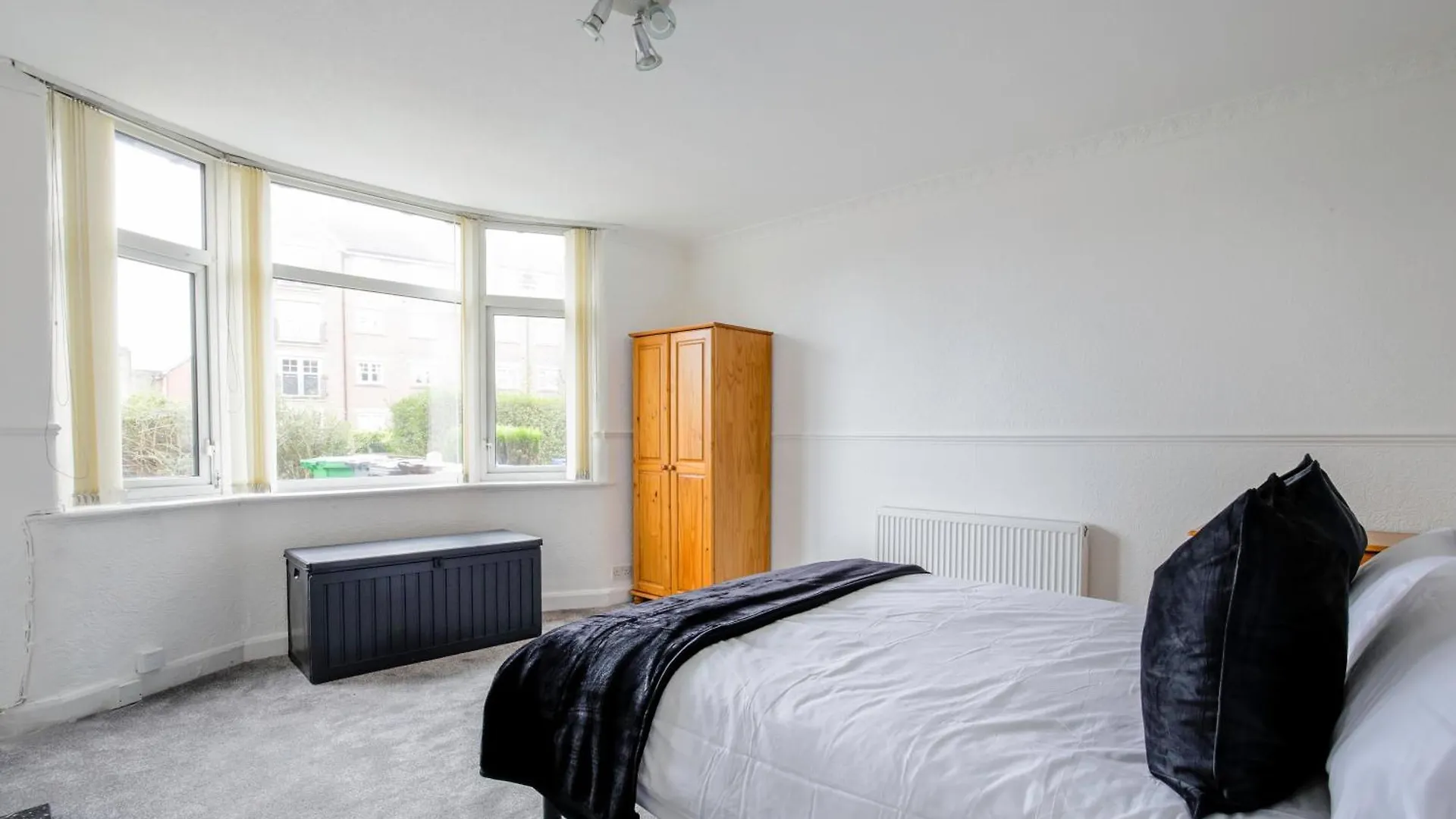 5-Bedroom Home In Trendy Dibsbury Area Manchester With Parking 0*,
