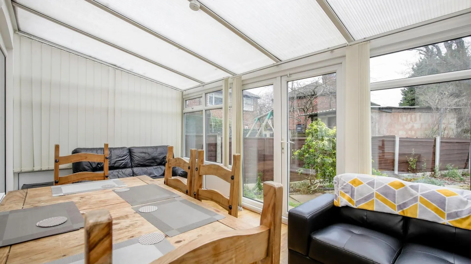 5-Bedroom Home In Trendy Dibsbury Area Manchester With Parking Holiday home
