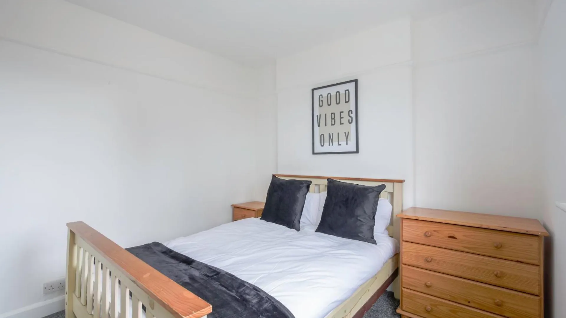 5-Bedroom Home In Trendy Dibsbury Area Manchester With Parking United Kingdom