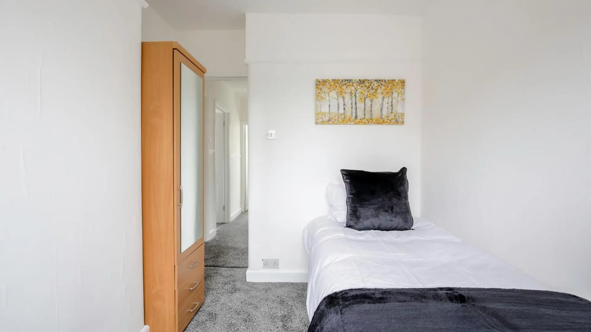 5-Bedroom Home In Trendy Dibsbury Area Manchester With Parking Holiday home