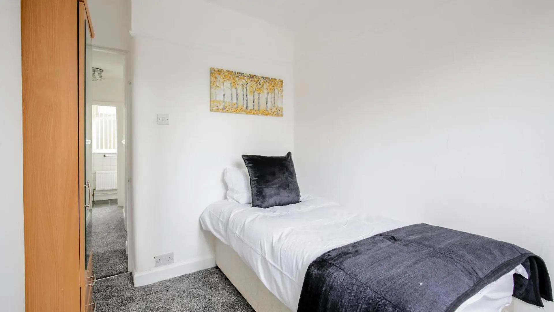 5-Bedroom Home In Trendy Dibsbury Area Manchester With Parking