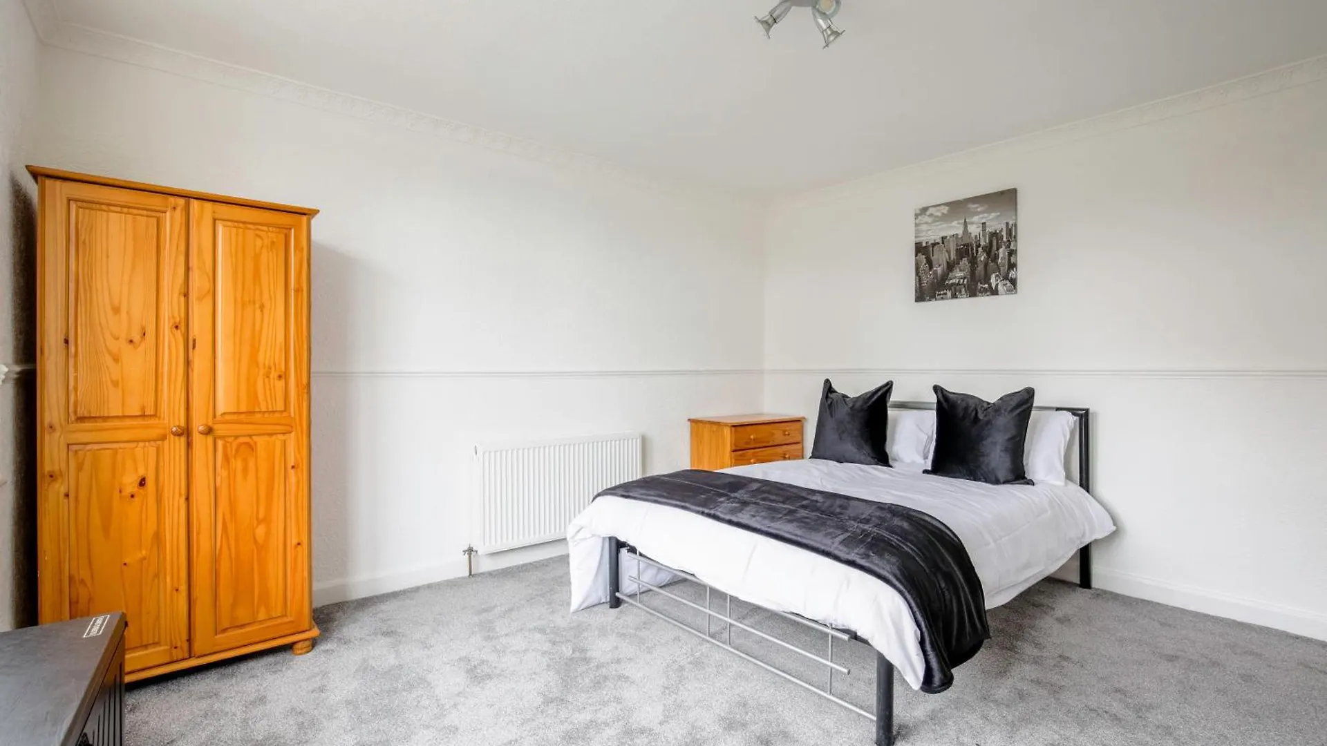 5-Bedroom Home In Trendy Dibsbury Area Manchester With Parking 0*,  United Kingdom