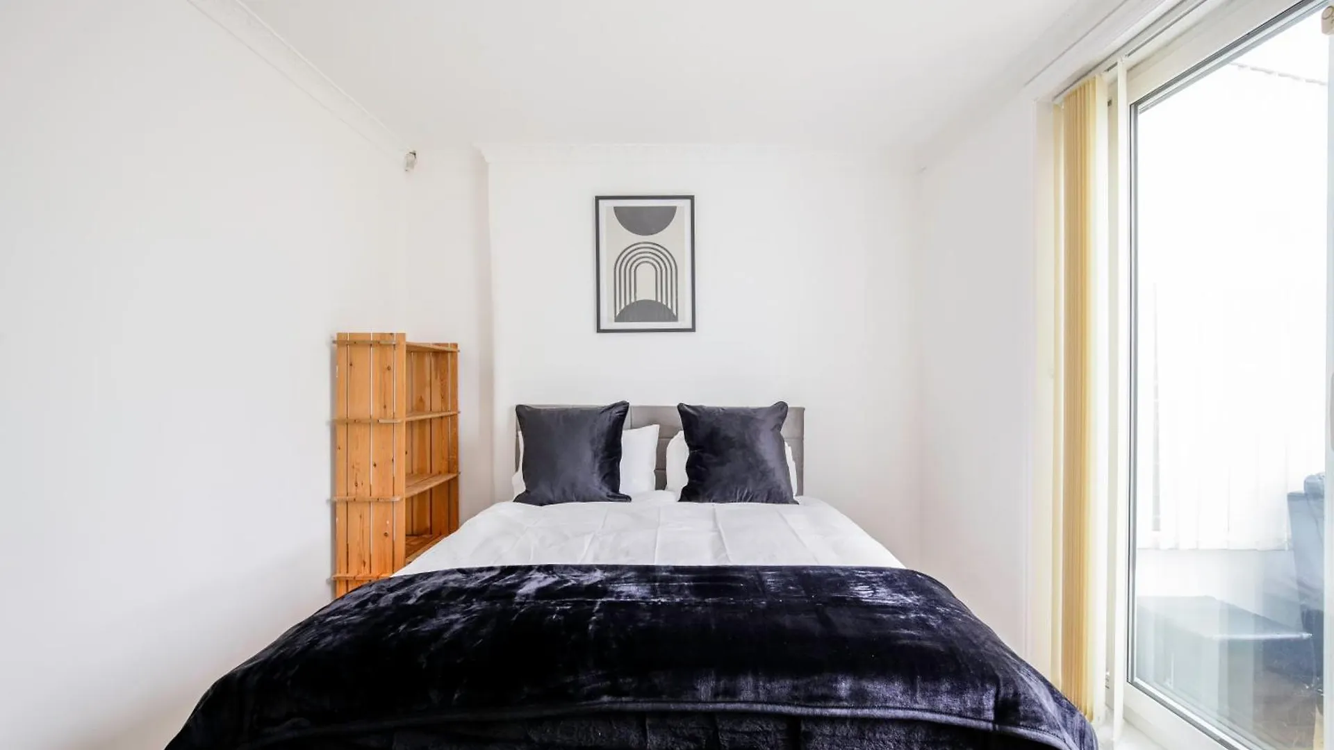 5-Bedroom Home In Trendy Dibsbury Area Manchester With Parking Holiday home